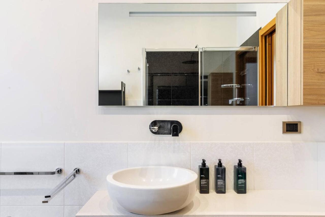 Colored And Spacious Flat Close To Navigli By Easylife Milan Bagian luar foto